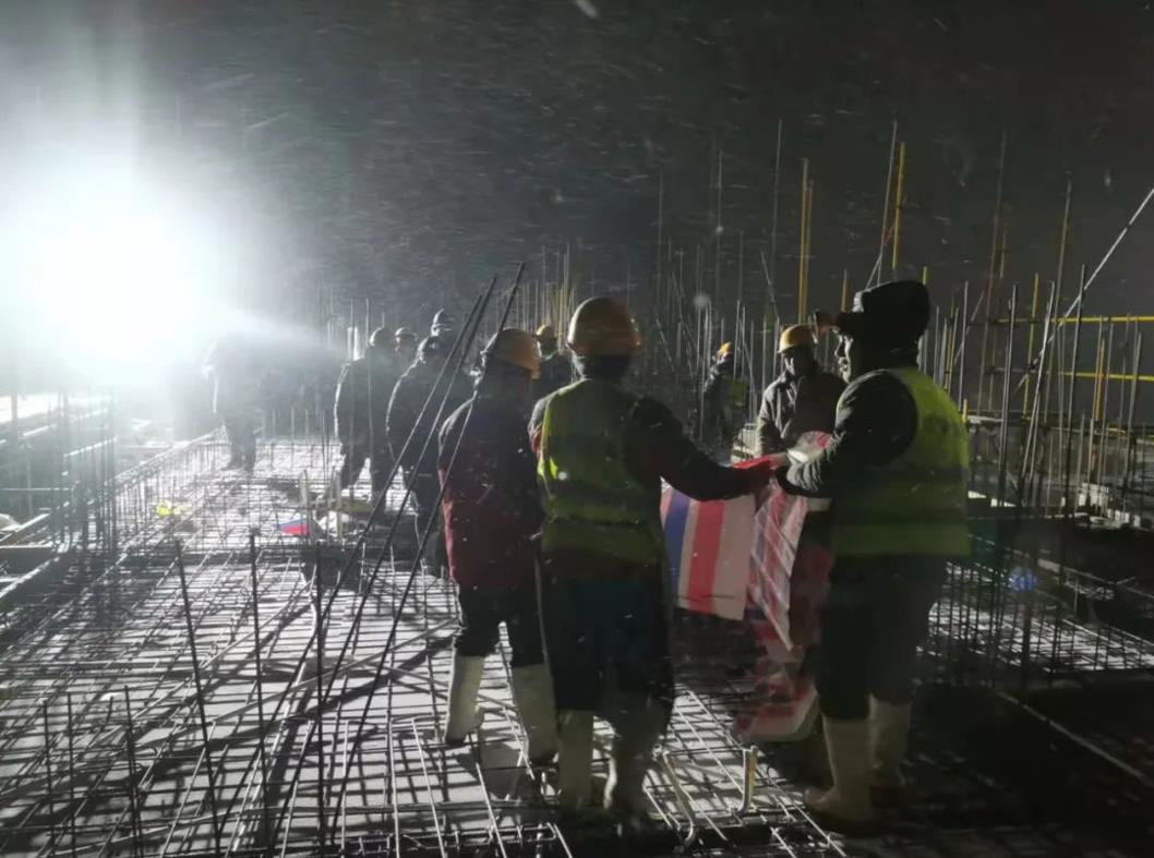 奋斗正当时④|使命必达，爱游戏·（中国）官方网站APP下载人风雪中的担当